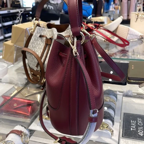 MICHAEL KORS
Reed Medium Pebbled Leather Bucket Bag
Dark Cherry
NWT - Picture 4 of 16